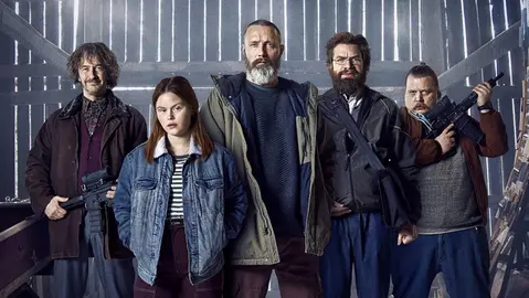 Madds Mikkelsen y el resto del reparto en Jinetes de la justicia