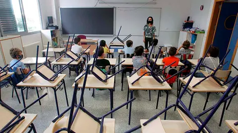 Varios alumnos en un aula durante el inicio del curso marcado por la Covid. ARCHIVO / EFE/ Morell
