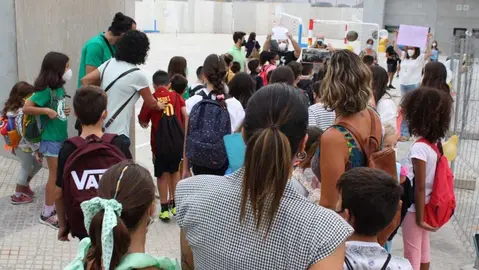 Alumnos acompañados por sus padres en la entrada de un colegio. ARCHIVO