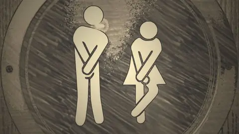 Imagen de un hombre y una mujer a la puerta de un baño. ARCHIVO