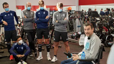 Juan Carlos Unzué hablando con los jugadores de @CAOsasuna en Tajonar.