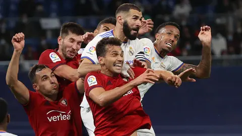 El delantero francés del Real Madrid Karim Benzema (2d) y su compañero Eder Militao (d) saltan por el balón junto a los jugadores de Osasuna, durante el partido de la jornada 11 de LaLiga que se disputa este miércoles en el estadio Santiago Bernabéu. EFE/ Juanjo Martín