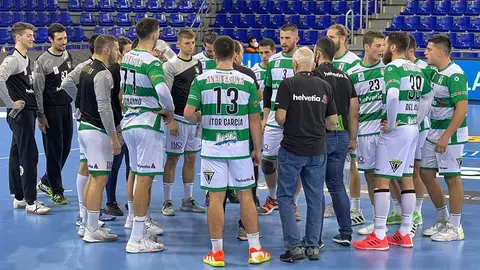 Tiempo muerto del Anaitasuna ante el Barça en el Palau Blaugrana. @AnaitasunaBM