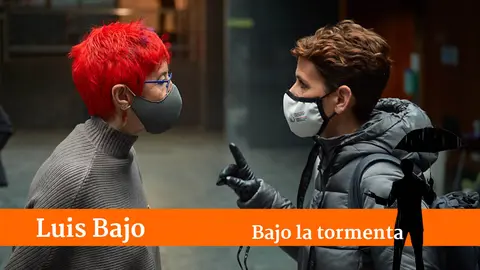 La presidenta del Gobierno de Navarra, María Chivite (i) habla con la consejera de Salud, Santos indurain (d) en el atrio del Parlamento de Navarra. MIGUEL OSÉS