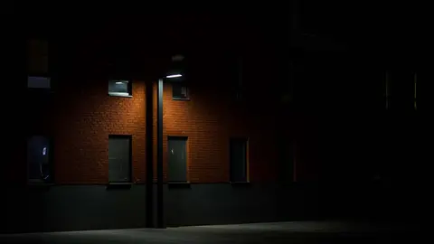 Una calle oscura iluminada por una farola. ARCHIVO