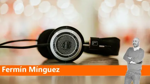 Unos cascos apoyados sobre una mesa. ARCHIVO