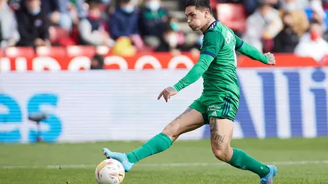 Chimy Avila, jugador de Osasuna, durante el partido disputado en Granada. 
Joaquin Corchero / AFP7 / Europa Press