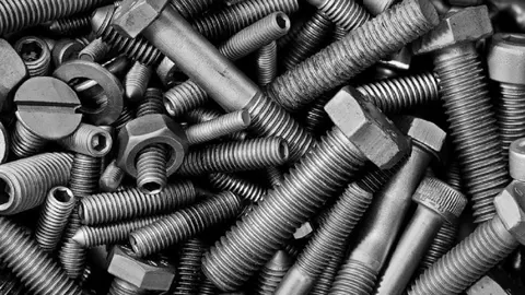 Tornillos y tuercas amontonados ARCHIVO