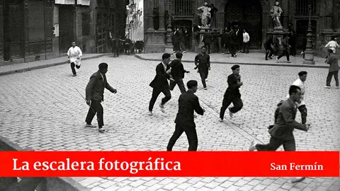 Encierro en la plaza Consistorial. 1923 (Foto Luis Rouzaut, cortesía de la familia)