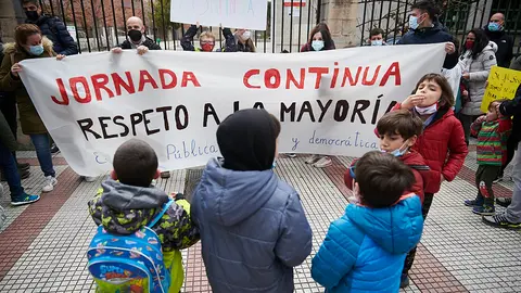 Concentración de un grupo de padres del colegio San Juan de la Cadena para reclamar la jornada continua. PABLO LASAOSA
