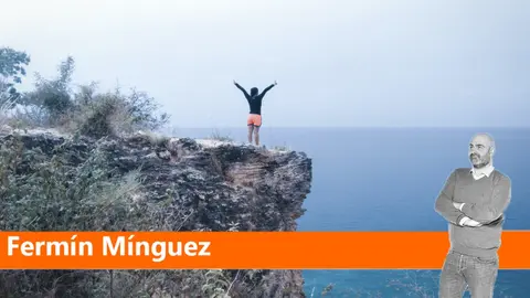 Una joven sobre una roca mira al mar. ARCHIVO