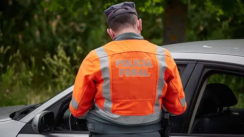 La Policía Foral de Navarra identifica a una persona durante un control de narcotest realizado en Pamplona. EUROPA PRESS