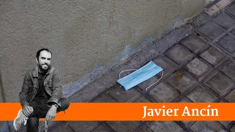 Una mascarilla tirada en el suelo en una calle de Pamplona. IÑIGO ALZUGARAY