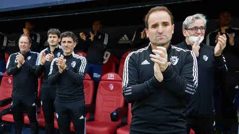 Homenaje a Juan Carlos Unzu&eacute; en los momentos previos al inicio del partido entre Osasuna y Alav&eacute;s. I&Ntilde;IGO ALZUGARAY