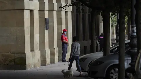 Un agente de la Policía Foral con mascarilla en los soportales de una céntrica calle de Pamplona EUROPA PRESS