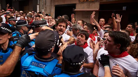 Incidentes en la calle Curia de Pamplona tras la procesi&oacute;n de San Ferm&iacute;n 2022. PABLO LASAOSA