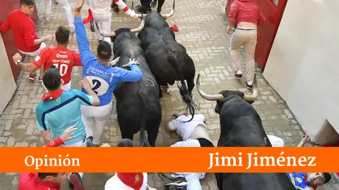 Segundo encierro de San Fermín 2022 con toros de Fuente Ymbro en el callejón y plaza de toros. PABLO LASAOSA