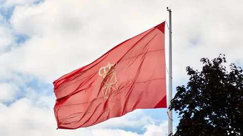 Bandera de Navarra en la Plaza de los Fueros de Pamplona. IÑIGO ALZUGARAY