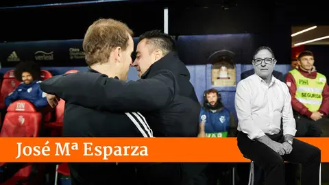 Abrazo al acabar el partido entre Arrasate y Xavi. ÍÑIGO ALZUGARAY