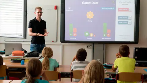 Un profesor imparte clases en una imagen de archivo.