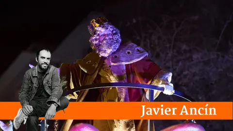 Los Reyes Magos desfilan por las calles de Pamplona durante la Cabalgata 2023.  PABLO LASAOSA
