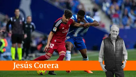 BARCELONA, 04/02/2023.- El jugador del Osasuna Abde Ezzalzouli (i) lucha por el bal&oacute;n con el defensa del Espanyol Rona&euml;l Pierre-Gabriel (d) durante el partido de primera divisi&oacute;n de LaLiga que enfrent&oacute; al Espanyol y el Osasuna en el estadio Cornell&agrave;-El Prat, este s&aacute;bado. EFE/ Alejandro Garc&iacute;a
