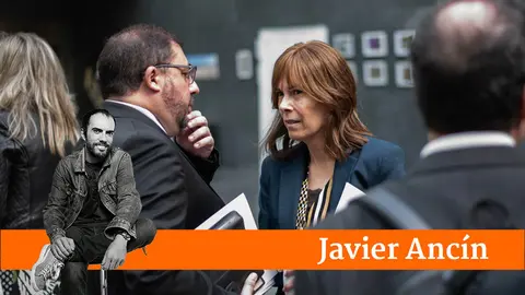 Uxue Barcos de Geroa Bai y  Unai Hualde presidente del Parlamento Navarro, charlan a la entrada del Pleno celebado en el Parlamento.  IRAITZ IRIARTE.