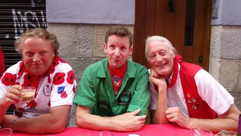 Martin Sundberg, Tim Pinks y Toby Bonham durante unos Sanfermines.