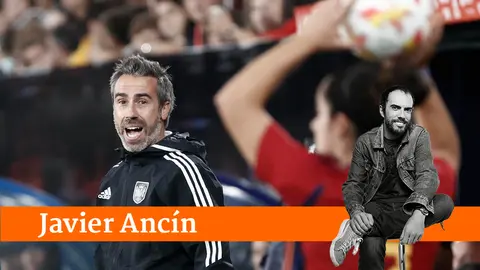 PAMPLONA, 11/10/2022.- El entrenador de la selección española de fútbol, Jorge Vilda, durante del partido amistoso ante Estados Unidos, este martes en el estadio de El Sadar, en Pamplona. EFE/Jesús Diges
