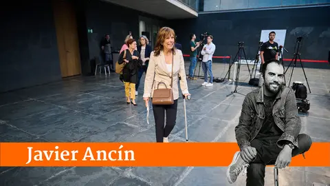 Uxue Barkos minutos antes de comenzar el primer pleno de la legislatura. PABLO LASAOSA