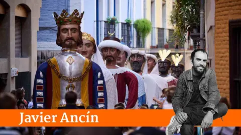 La Comparsa de Gigantes y Cabezudos amenizan las calles de Pamplona con motivo de SF Chiquito. PABLO LASAOSA