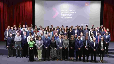 Chivite junto a sus consejeros y delante de sus directores generales tras el 'sarao' que se ha montado para pedirles que trabajen por Navarra. GOBIERNO DE NAVARRA