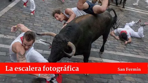 9 de julio de 2009. ‘Pelicano’ de la ganadería de Fuente Ymbro sembró el peligro en la curva de Mercaderes con Estafeta (Foto John Kimmich Javier, cortesía del autor)