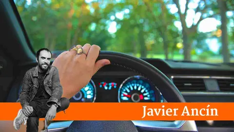 Una mujer conduciendo su coche. volante. conducir.