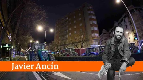 Tractores en el centro de Pamplona. ÍÑIGO ALZUGARAY