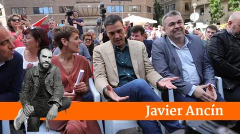 María Chivite, Pedro Sánchez y Carlos Cerdán, durante un acto electoral en Pamplona. EUROPA PRESS