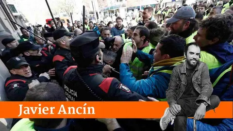 Agricultores protestando a las puertas del Parlamento de Navarra. EFE