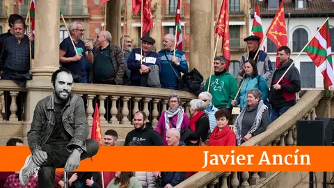 EH Bildu presenta el programa de actos del Aberri Eguna en la plaza del Castillo de Pamplona. PABLO LASAOSA