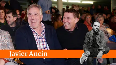 El alcalde de Pamplona, Joseba Asirón y el líder de EH Bildu, Arnaldo Otegui. PABLO LASAOSA