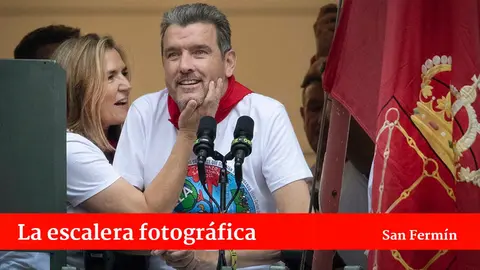 06/07/2022 Juan Carlos Unzué extasiado, con una mirada al infinito, tras haber prendido la mecha del Chupinazo; su mujer, María, le acaricia cariñosamente (Foto Efe/Villar López)