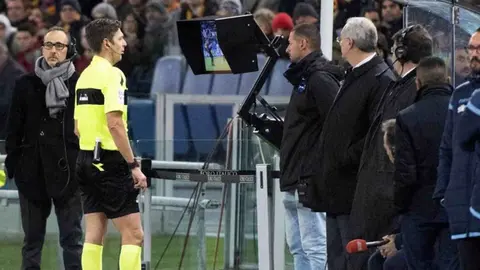 Un árbitro observa el VAR durante un partido EFE