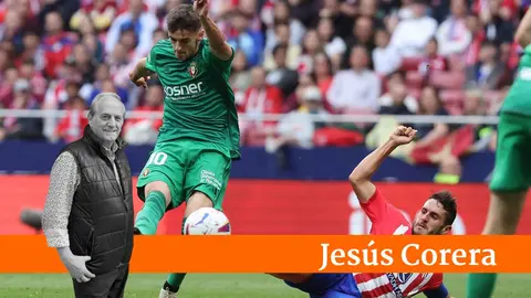 El centrocampista del Atlético de Madrid Koke disputa el balón ante Aimar Oroz. EFE / Kiko Huesca