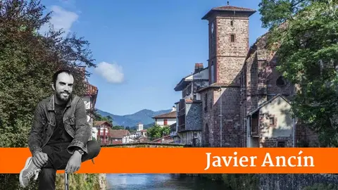 Vista del puente medieval de San Juan de Pie de Puerto sobre el río Nive, con la puerta de Notre Dame a la derecha. PIERRE CARTON / AYUNTAMIENTO DE SAINT JEAN DE PIED DE PORT