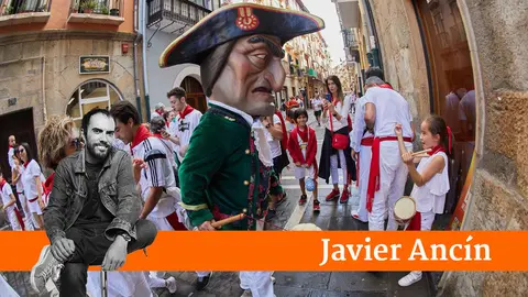 La Comparsa de Gigantes y Cabezudos recorre las calles del Casco Viejo de Pamplona durante la mañana del 13 de julio en las fiestas de San Fermín. IÑIGO ALZUGARAY