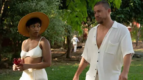 Naomi Ackie y Channing Tatum en Parpadea dos veces.