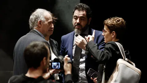 La presidenta del Ejecutivo María Chivite (d) y los parlamentarios del PSN y de EH Bildu, Ramón Alzorriz (c) y Adolfo Araiz (i), respectivamente, durante el pleno celebrado este jueves donde se han aprobado los Presupuestos para la gestión de este 2024, tras la aprobación en el Parlamento foral de la propuesta del Gobierno, pactada por PSN, Geroa Bai y Contigo-Zurekin con EH Bildu, que se ha abstenido para posibilitar el proyecto que supera los 6.355 millones de euros, un 9,2 % más que el año anterior. Con el voto a favor de los partidos del Gobierno, la abstención de EH Bildu y el rechazo de UPN, PP y Vox, que en febrero vieron a su vez bloqueadas sus enmiendas a la totalidad por el resto de los grupos, el pleno del Parlamento ha debatido el proyecto, así como las 548 enmiendas parciales mantenidas por UPN (321, 14 de ellas al articulado) y PPN (227, 2 al articulado), todas desestimadas. EFE/ Jesús Diges