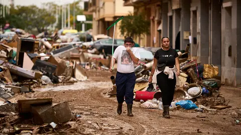 Dos vecinos caminan por la calle en Paiporta. PABLO LASAOSA