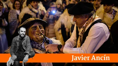 El Olentzero de Pamplona recorre las calles de la ciudad el dia de nochebuena. MIGUEL OSÉS