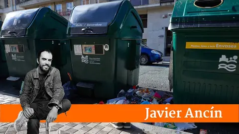 Bolsas y basura en el exterior de los contenedores de apertura con tarjeta en la calle Julián Gayarre de Pamplona. IÑIGO ALZUGARAY