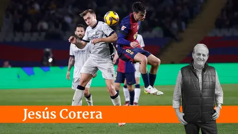 El centrocampista del FC Barcelona Pedri (d) lucha con Pablo Ibáñez, de Osasuna, durante el partido de la jornada 27 de LaLiga que FC Barcelona y Atlético Osasuna disputan hoy jueves en el Estadio Olímpico Lluís Companys. EFE/Alberto Estévez